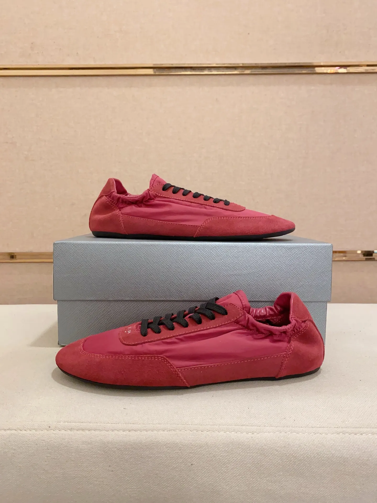 Men's shoes 💰 500💰 ✔️✔️✔️High version High-quality new PRADA counters are launched simultaneously. The new men's shoes and 😘fabrics are selected from first-layer cow suede and waterproof fabrics, and are made by pure handicrafts. Lining: Full sheepskin lining. 👍🏿 High-end ☄️ air-cushion molded anti-slip rubber outsole, exquisite lines, simple and elegant, comfortable and high-end for leisure travel. Number of yards: 38 to 44. Can be customized45